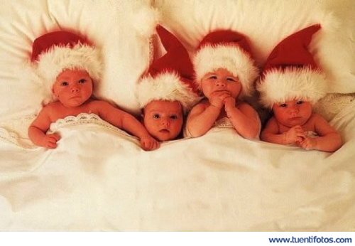Personas de Bebés Con Gorros De Papá Noel