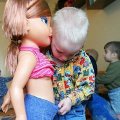 Miniatura de Niño Jugando a las Muñecas