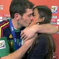 Miniatura de Casillas Besa A Carbonero
